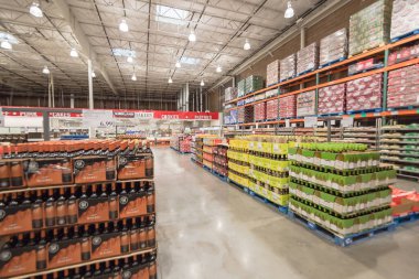 ABD 'deki Costco toptan satış mağazasında çeşitli şarap ve şampanya sergilenen karton kutular.