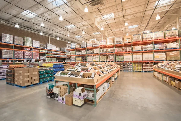 Různé víno a šampaňské v dřevěných krabicích v Costco Velkoobchod v USA — Stock fotografie