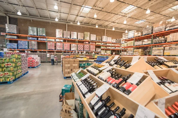 美国Costco批发商店的木箱中陈列着各种各样的葡萄酒和香槟 — 图库照片