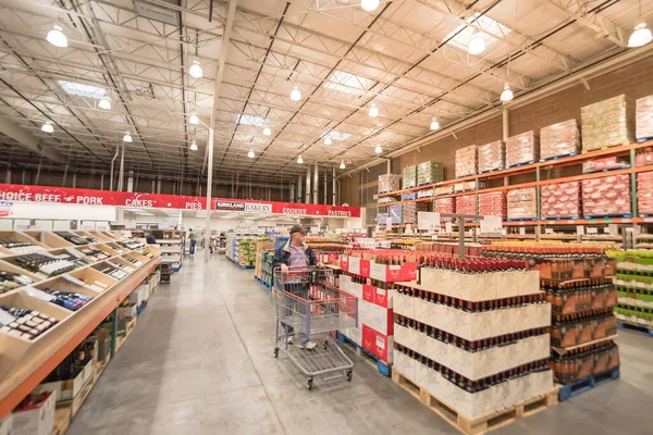 Cliente con carrito de compras de vino y champán en Costco Wholesale store en USA —  Fotos de Stock