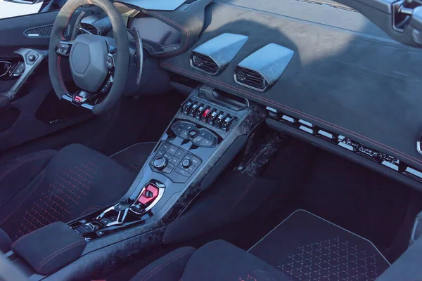 Assento de motorista interno de super carro com volante e características modernas no painel — Fotografia de Stock