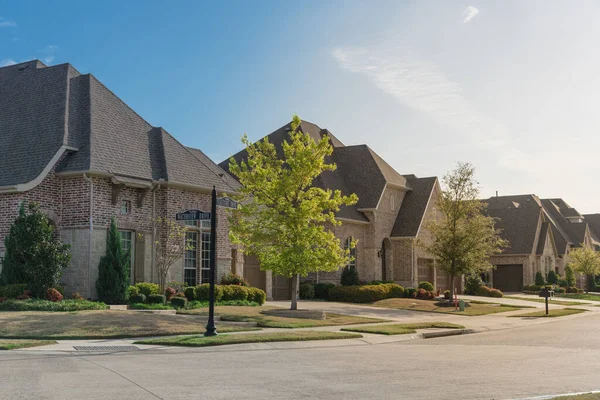 Fila de casas nuevas de dos pisos en el exclusivo vecindario residencial en los suburbios Dallas, Texas —  Fotos de Stock