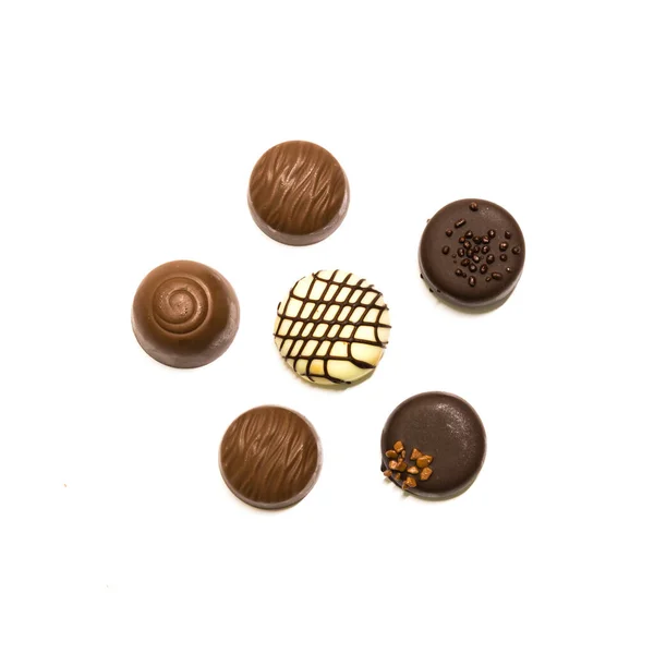 Studio skott brett utbud av choklad praliner isolerade på vit ovanifrån — Stockfoto