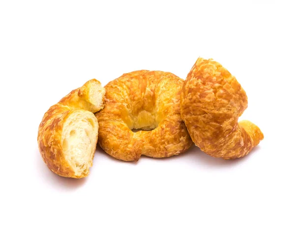 Studio menembak satu roti panggang segar mentega Prancis croissant dengan potongan terisolasi di atas putih — Stok Foto