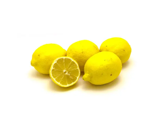 Studio shot stapel van biologische rauwe citroenen met sneetjes geïsoleerd op wit — Stockfoto