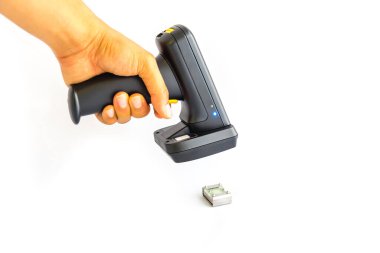 Asyalı erkek el taraması yapan barkod okuyucu. Metal RFID etiketi beyaz üzerine izole edilmiş.