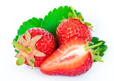 İki tane taze çilek, yarısı kesilmiş ve beyaz üzerinde izole bırakılmış.