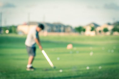 Bulanık arkaplan Asyalı erkek Houston, Teksas, ABD 'deki golf sahasında golf oynuyor.