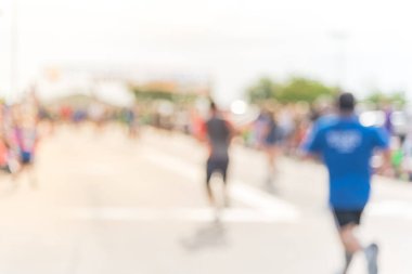 Bulanık sağlıklı adam bitiş çizgisine yaklaşıyor. Texas, ABD 'deki koşu yarışında kalabalık tezahürat yapıyor.
