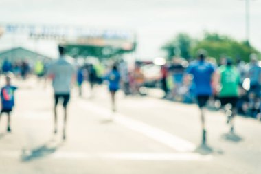 ABD 'nin Teksas şehrinde düzenlenen koşu yarışında kalabalık tezahüratlarla bitiş çizgisine yakın çeşitli bulanık arka plan koşucusu