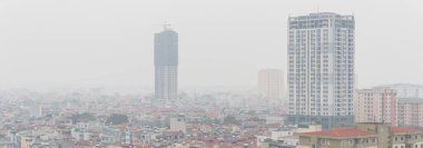 Panoramik üst manzara sisli ve sisli Hanoi şehir manzarası hava kirliliğinden kaynaklanıyor