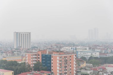 Üst manzara sisli ve sisli Hanoi kentsel manzarası hava kirliliğinden kaynaklanıyor