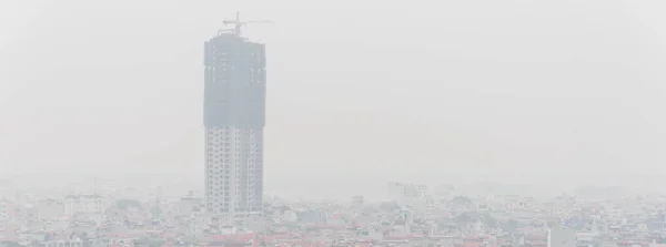 Panorámás felülnézet ködös és ködös Hanoi városi táj okozta légszennyezés — Stock Fotó