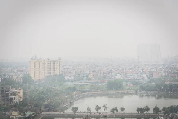 Lakeside neighborhood near downtown Hanoi, Vietnam under polluted air — Stock Photo, Image