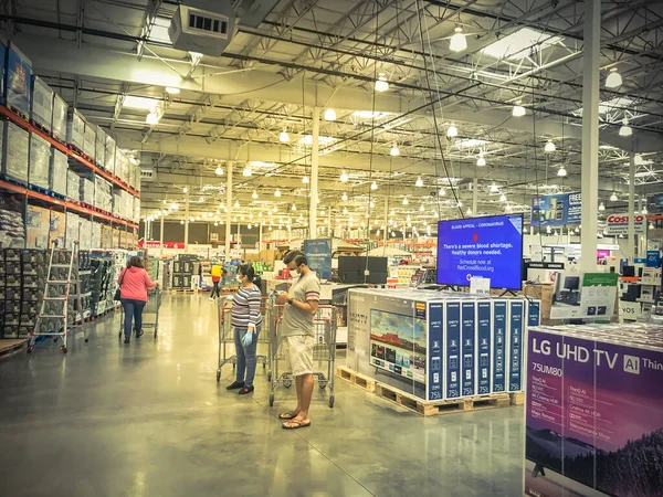 All'interno del negozio all'ingrosso Costco con lo shopping dei clienti durante l'epidemia di pandemia di Coronavirus — Foto Stock