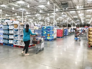Coronavirus salgını sırasında müşteri alışverişi yapan Costco toptan satış mağazasının içinde