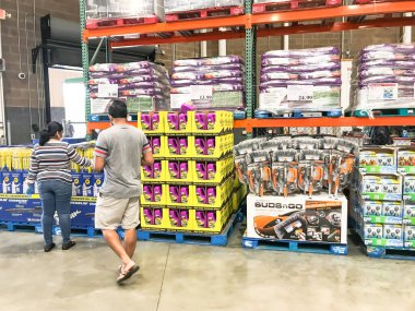 Coronavirus salgını sırasında müşteri alışverişi yapan Costco toptan satış mağazasının içinde
