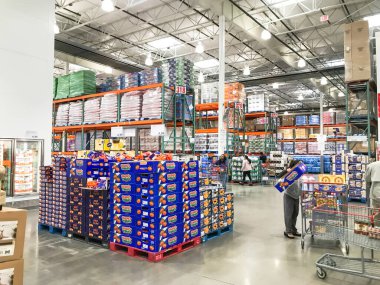 Coronavirus salgını sırasında müşteri alışverişi yapan Costco toptan satış mağazasının içinde