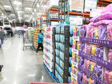 Coronavirus salgını sırasında müşteri alışverişi yapan Costco toptan satış mağazasının içinde