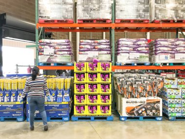 Coronavirus salgını sırasında müşteri alışverişi yapan Costco toptan satış mağazasının içinde
