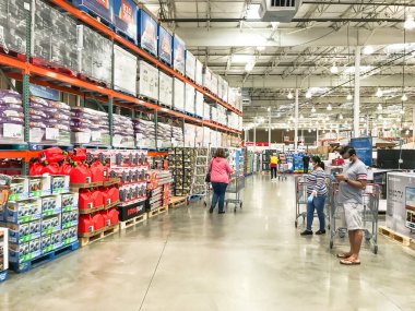 Coronavirus salgını sırasında müşteri alışverişi yapan Costco toptan satış mağazasının içinde