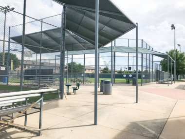 Dallas, Teksas, ABD 'de metal zincirli beysbol sahasının yanındaki boş tribünler.