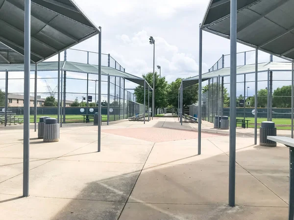 Dallas, Teksas, ABD 'de metal zincirli tel örgülü boş beyzbol sahası. — Stok fotoğraf