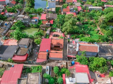 Kuzey Vietnam 'da küçük evleri, tropikal ağaçları ve göletleri olan tipik bir kırsal kasaba.