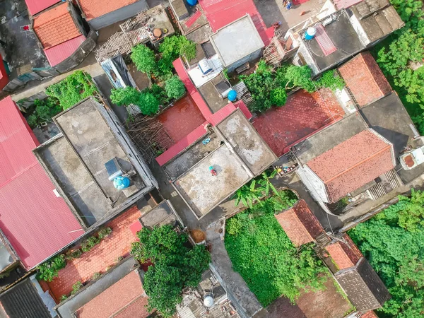 Luftaufnahme kleines Plateau ländliches Stadtdorf im Norden Vietnams mit dichten Wohnhäusern — Stockfoto