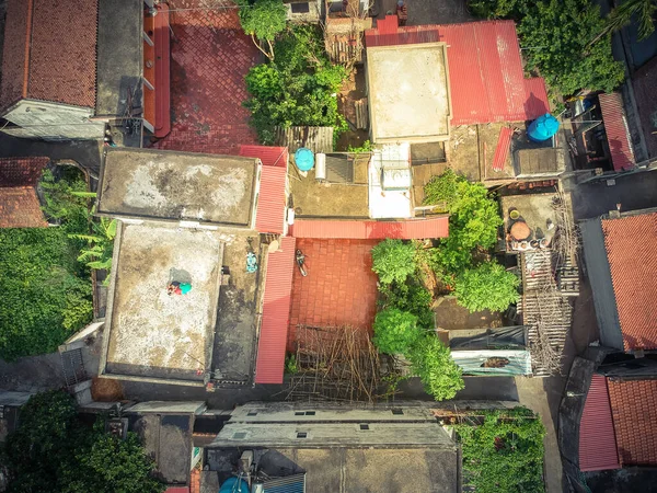 Imagen filtrada vista aérea pequeña meseta pueblo rural en el norte de Vietnam denso de casas residenciales — Foto de Stock