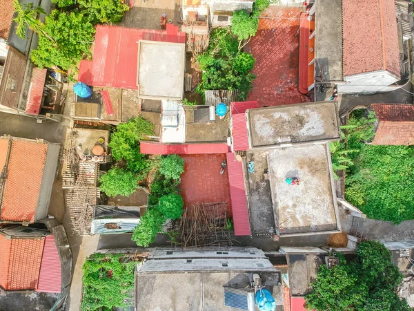Vista aérea pequeña meseta pueblo rural en el norte de Vietnam denso de casas residenciales — Foto de Stock