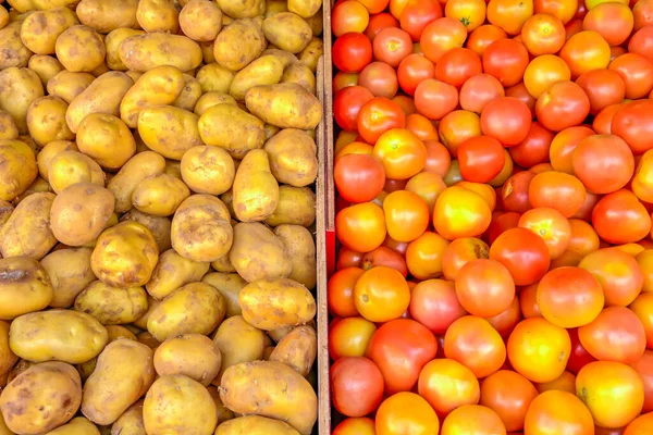 Купа органічної білої картоплі та помідорів на фермерському ринку в Сінгапурі. — стокове фото