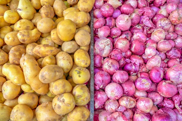 Top vista pilha de batatas brancas frescas e cebola de chalota vermelha no mercado agricultor em Cingapura — Fotografia de Stock