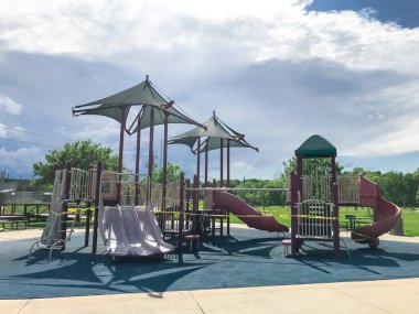 Dallas, Teksas yakınlarındaki Coronavirus Covid-19 adlı çocuk parkında sarı bariyer uyarısı.