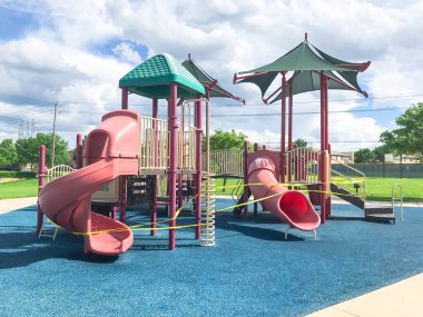 Dallas, Teksas yakınlarındaki Coronavirus Covid-19 adlı çocuk parkında sarı bariyer uyarısı.