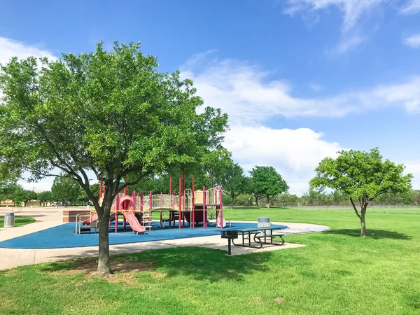 Mesa de picnic del parque público y colorido parque infantil están cerrados como Coronavirus cerca de Dallas, Texas, EE.UU. — Foto de Stock