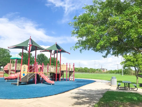 Halka açık piknik masası ve renkli çocuk oyun parkı Dallas, Teksas, ABD yakınlarındaki Coronavirus olarak kapalıdır. — Stok fotoğraf