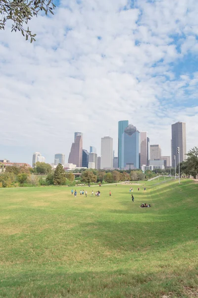 People enjoy outdoor activities at Eleanor Tinsley park in downtown Houston, Texas — Stock Photo, Image