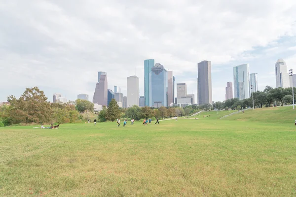 Menschen genießen Outdoor-Aktivitäten im Eleanor Tinsley Park in der Innenstadt von Houston, Texas — Stockfoto