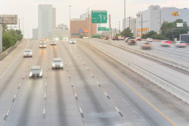 Houston, Teksas, ABD 'de güneybatı otoyolu boyunca yoğun trafik var.