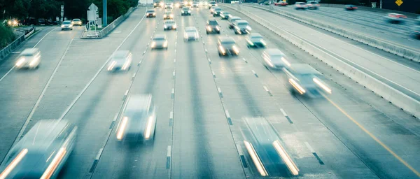 Tráfico de hora punta en la carretera de entrada y la autopista del suroeste en el centro de Houston, EE.UU. cámara lenta — Foto de Stock