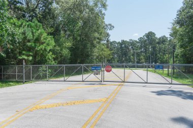 Houston, Teksas, ABD banliyösündeki park ve doğa koruma alanının girişinde kapılar kapandı.