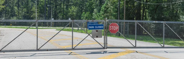 Puerta panorámica cerrada a la entrada del parque y reserva natural en las afueras de Houston, Texas, EE.UU. — Foto de Stock