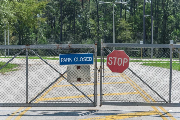 Brama zamknięta przy wejściu do parku i rezerwatu przyrody w Houston, Texas, USA — Zdjęcie stockowe