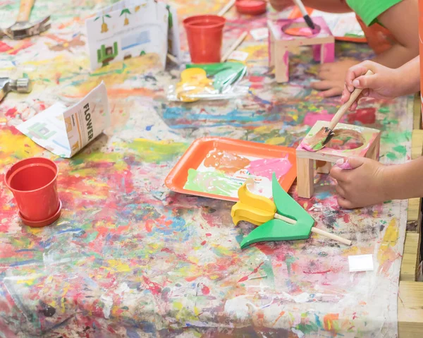 Artisanat de peinture de mains d'enfant à l'atelier de construction dans la quincaillerie locale au Texas, États-Unis — Photo