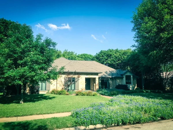 Entrada al patio delantero de la típica casa residencial en los suburbios Dallas, Texas flor bluebonnet flor — Foto de Stock