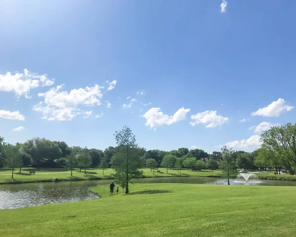 Menschen genießen Outdoor-Aktivitäten wie Picknick, Wandern, Angeln im Nachbarschaftspark mit Wasserfontäne — Stockfoto