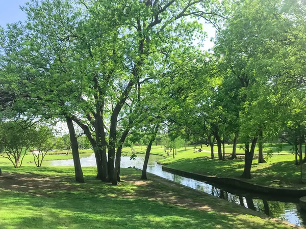 Γειτονιά πάρκο με μεγάλη λίμνη και βρύση νερού κοντά στο Ντάλας, Τέξας, ΗΠΑ ηλιόλουστο σύννεφο ουρανό — Φωτογραφία Αρχείου