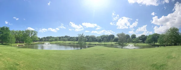 Large neighborhood park double water fountains pond near Dallas, Texas, USA cloud sky — Stock Photo, Image