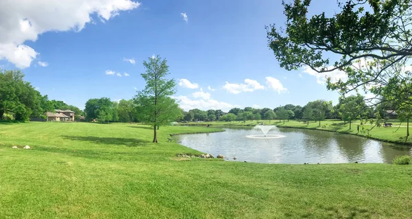 Panoramic neighborhood park with large pond and water fountain near Dallas, Texas, USA sunny day — Stock Photo, Image